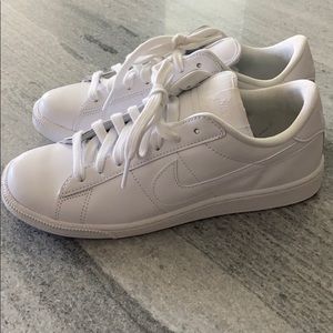 Nike white tennis classic sneakers 7.5